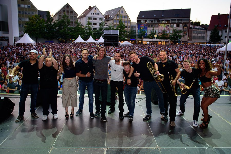 Die Musikband N*COGNITO auf dem Stadtfestival Schwörmontag in Ulm mit einer großen Zuschauermenge