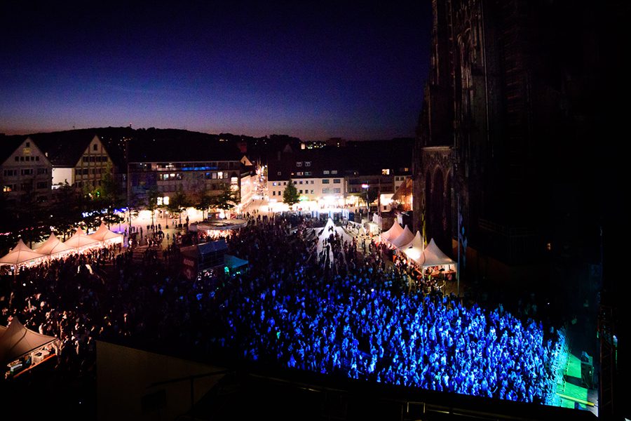 Eine große Zuschauermenge hört die Livemusik von N*COGNITO beim Stadtfestival in Ulm