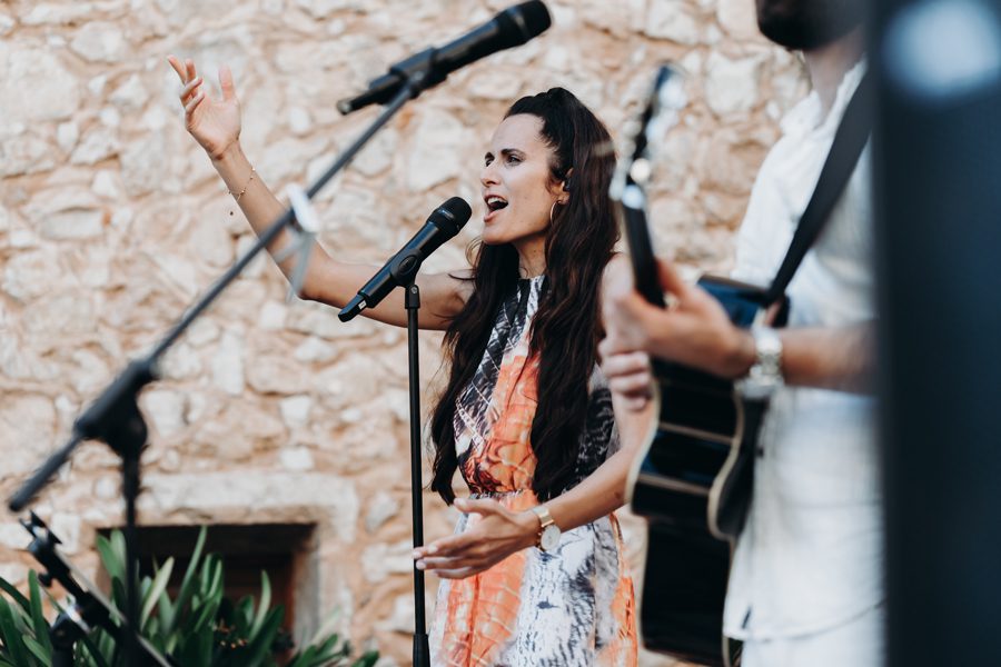 Vanessa singt mit N*COGNITO auf einer Hochzeit
