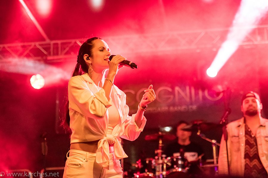Vanessa singt auf einem Festival mit N*COGNITO
