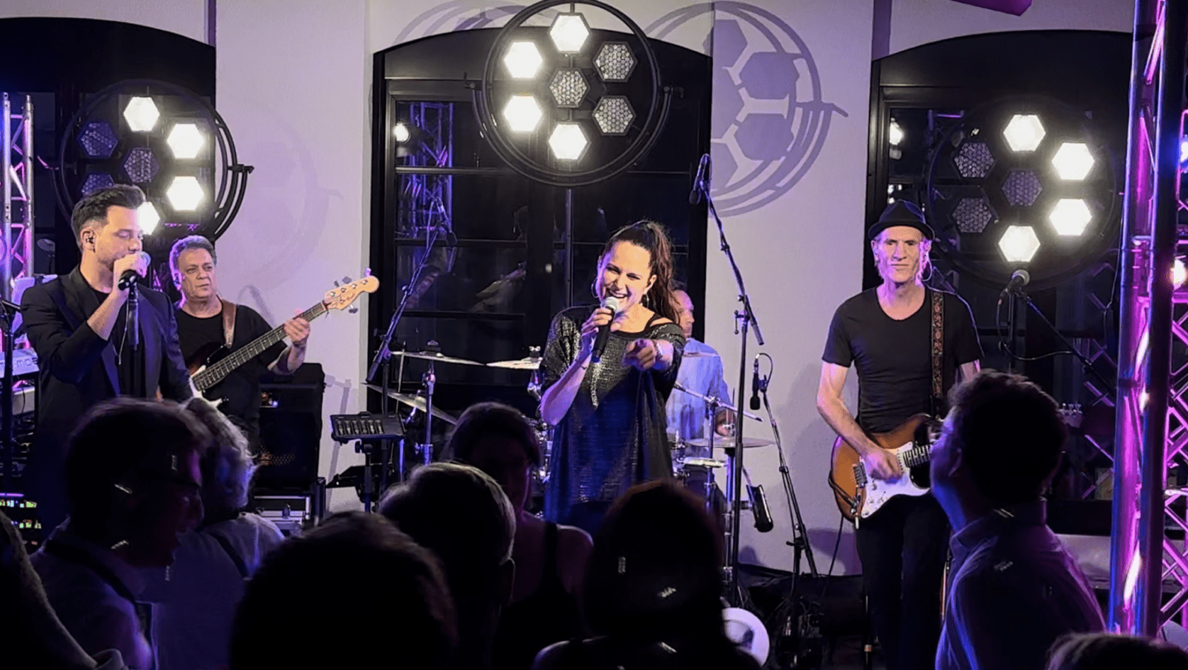 Die Eventband N*COGNITO live beim Allianz Corporate Event in den Design Offices München Macherei mit feierndem Publikum