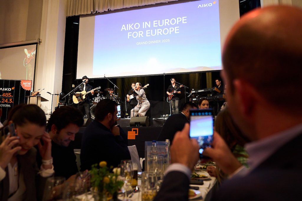 Coverband München N*COGNITO live auf der Bühne im Löwenbräukeller beim AIKO Grand Dinner 2025 – Perspektive aus dem Publikum während des Dinners