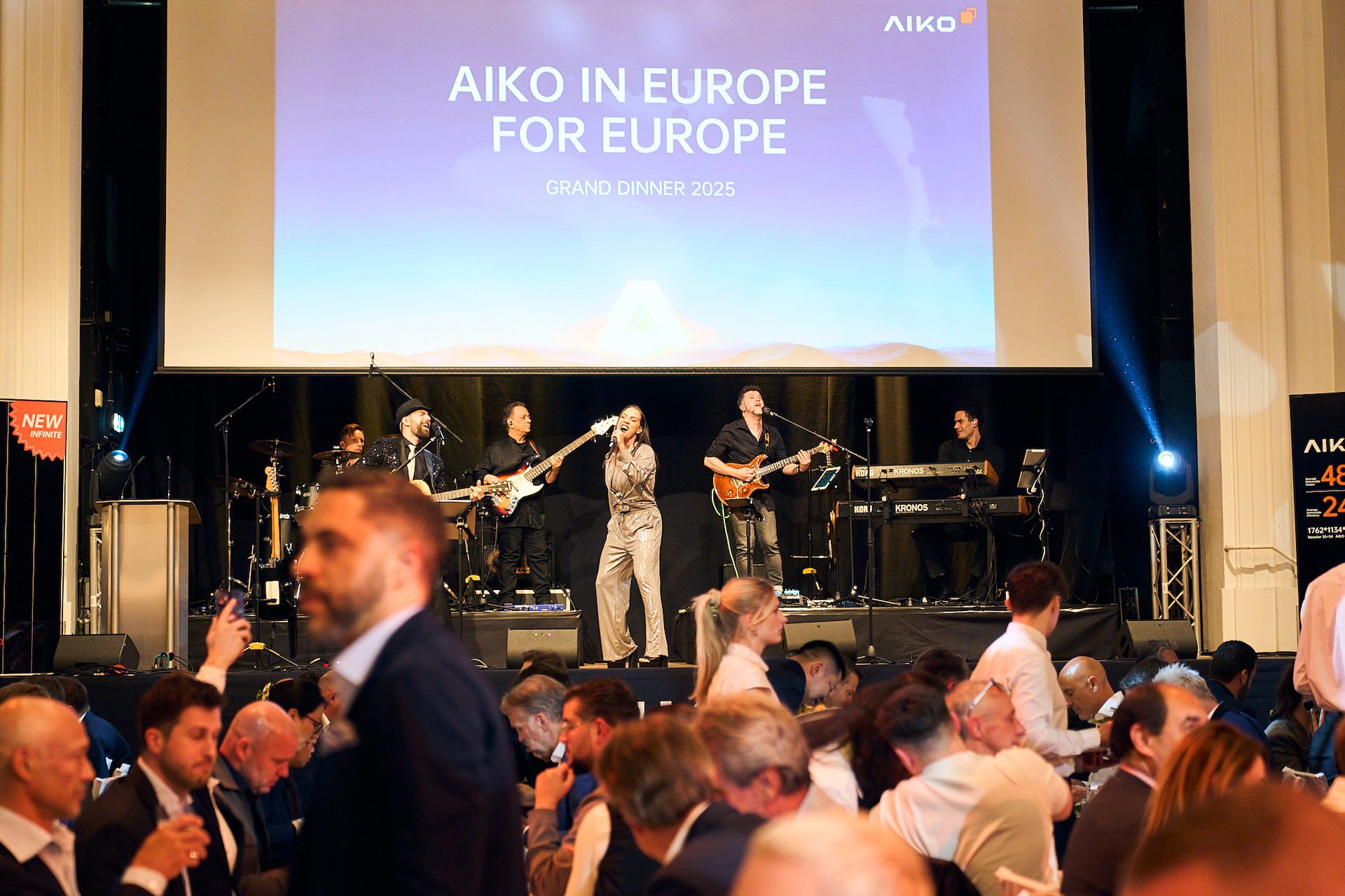 N*COGNITO als Coverband München in Action: Sängerin und Sänger singen leidenschaftlich auf der Bühne beim AIKO Firmenevent im Löwenbräukeller München