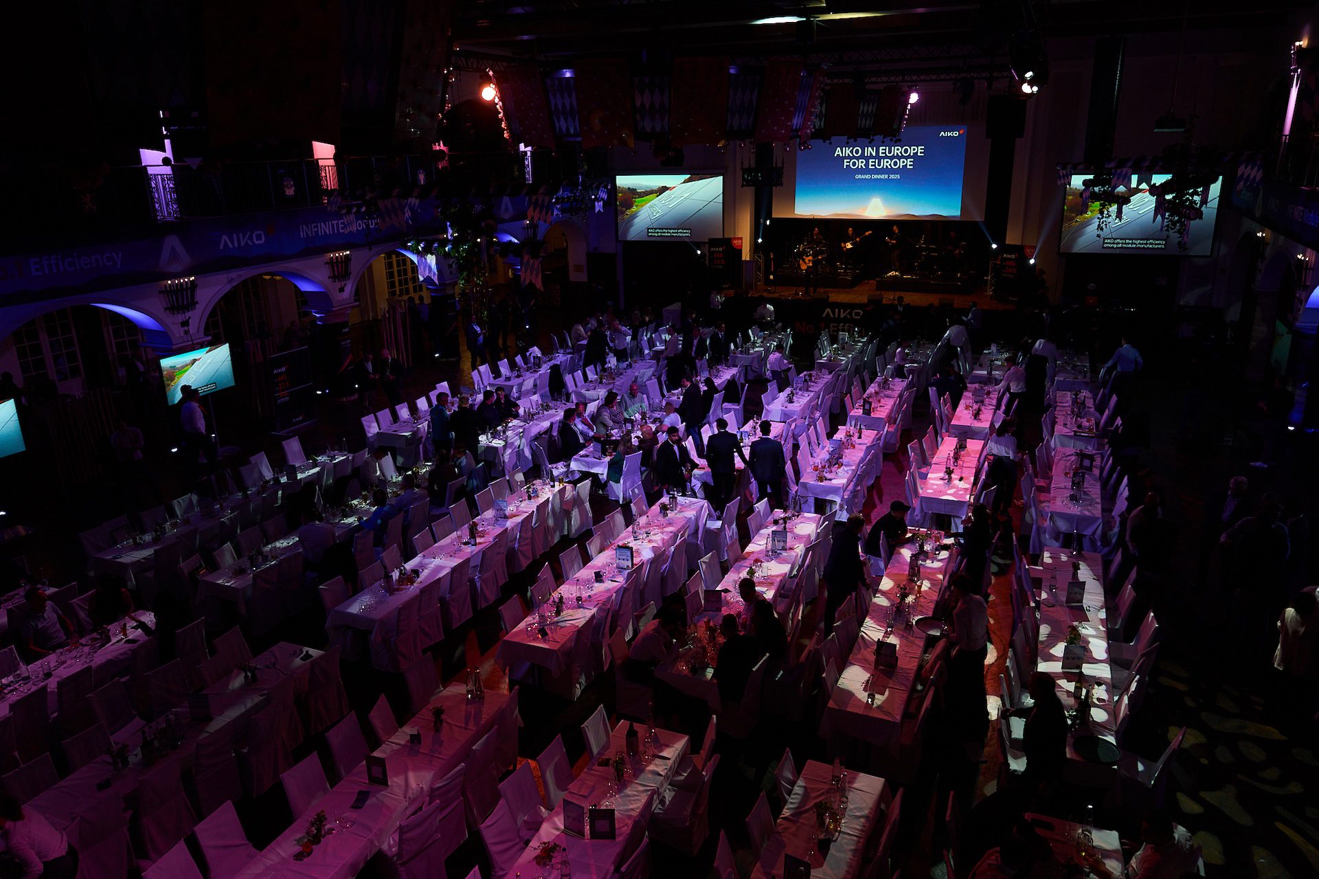 N*COGNITO Coverband München spielt Partymusik auf der Bühne beim AIKO Grand Dinner im Löwenbräukeller – Weitwinkel von oben mit ausgelassen tanzenden Gästen im festlich beleuchteten Saal