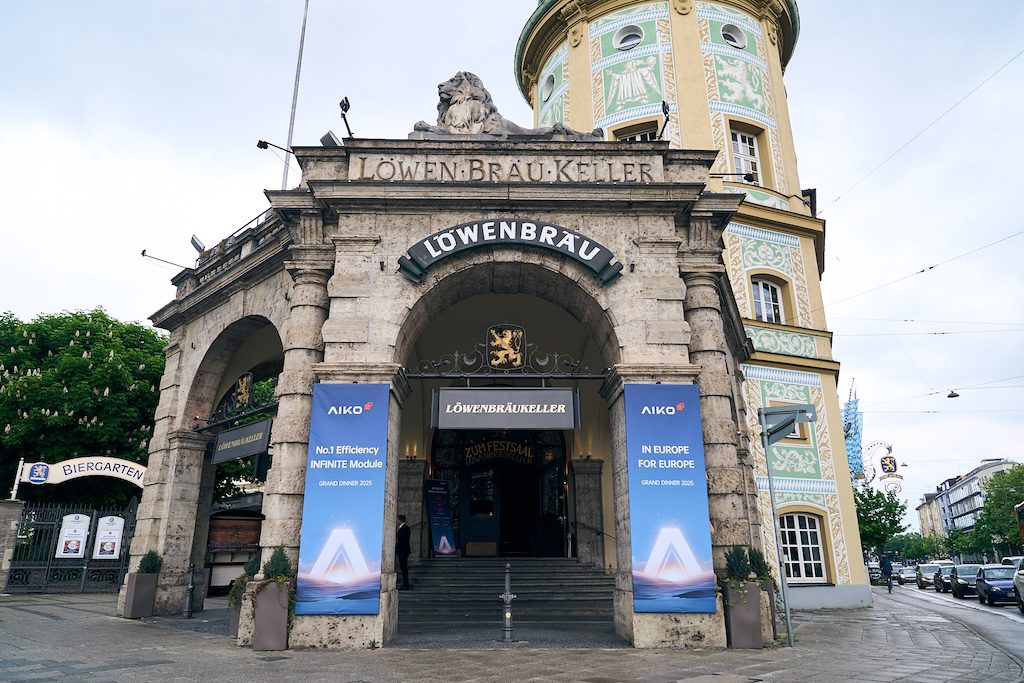 Coverband München N*COGNITO live auf der Bühne im Löwenbräukeller beim AIKO Grand Dinner 2025