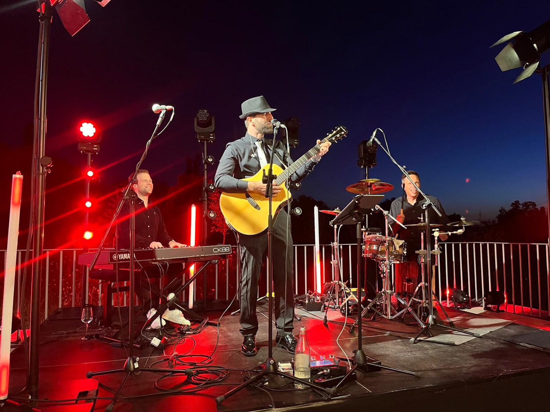 N*COGNITO Eventband live auf der Terrasse der Kreissparkasse Reutlingen – Sommerfest 2025