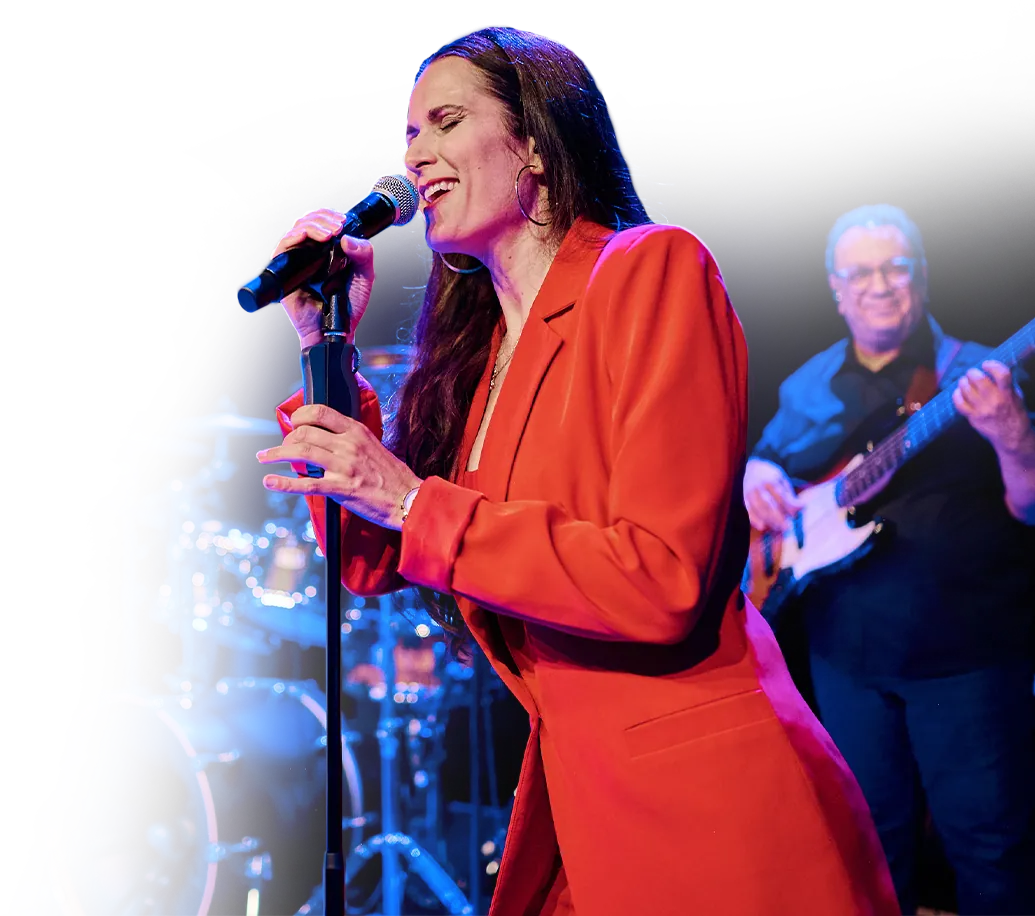Sängerin Vanessa und Bassist Sandro der Eventband N*COGNITO live auf der Bühne